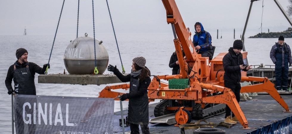 Rubata una sfera con 230 litri di gin dal fondo del lago di Costanza: i sommozzatori dell'azienda trovano solo l'impronta